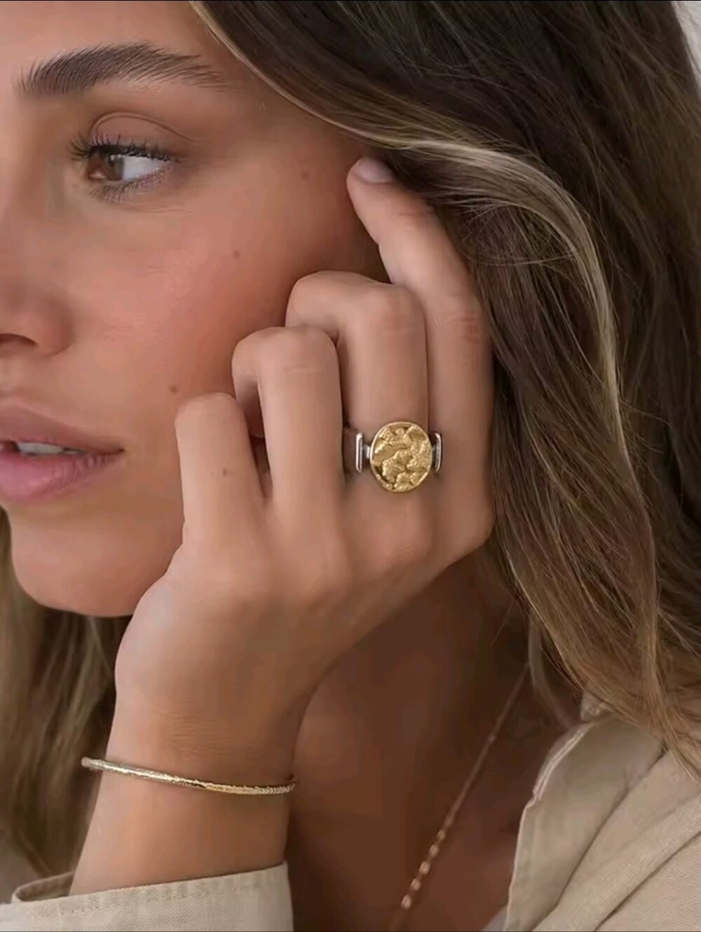 18K Gold-Plated Women's Lion Motif Ring - Elegant Gold- Silver Statement Band - Picture 6 of 7